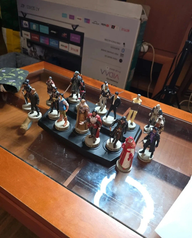 Colección de figuras Assassin's Creed y expositor