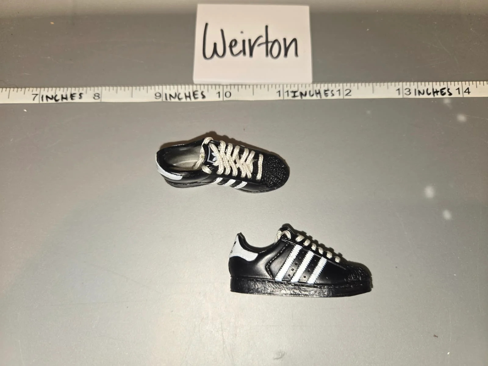 Scarpe da tennis moderne scala 1/6
