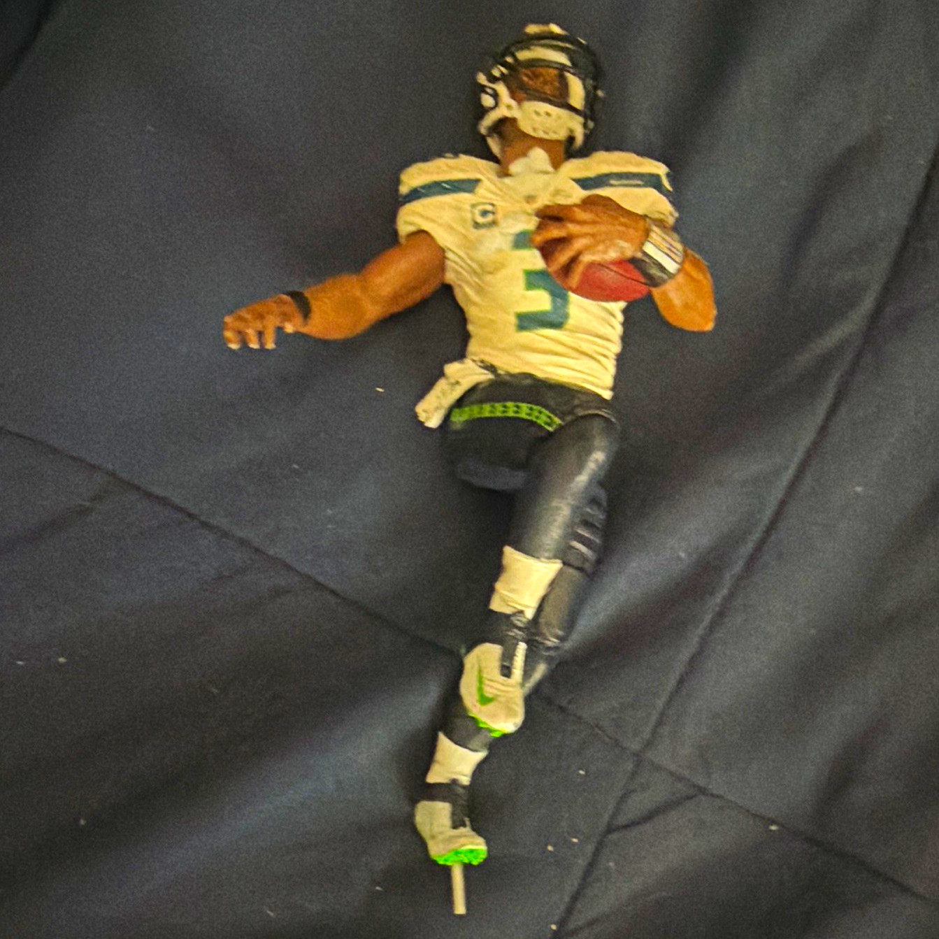 Modellino calcio Russell Wilson Seattle Seahawks #3 con calcio