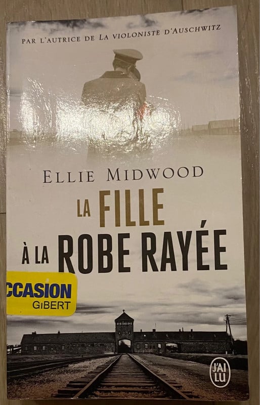 La fille à la robe rayée