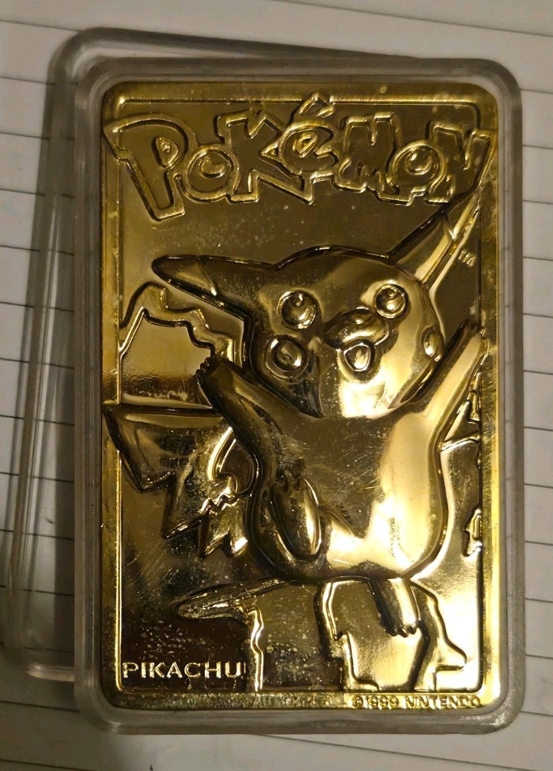 Nintendo Pikachu Metal Card/Piastra 1999 Pokémon TCG Tono Oro con Custodia