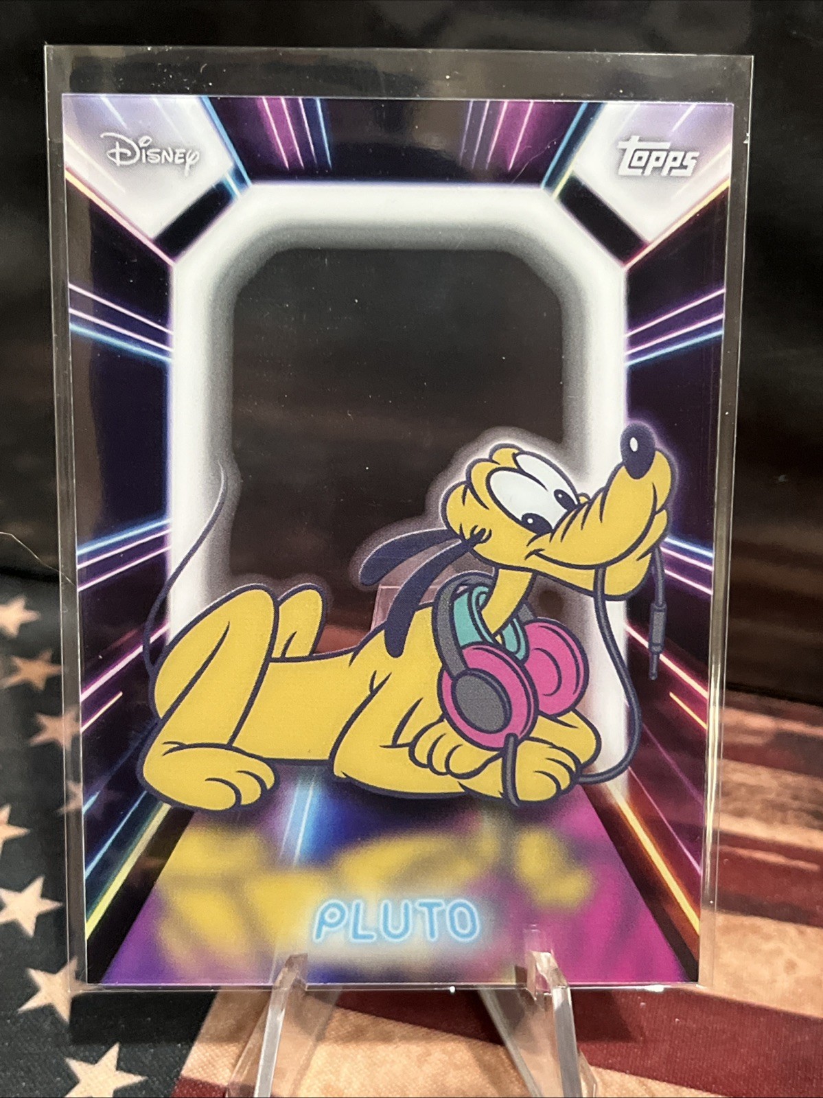 2026 Topps Disney Neon Pluto Illuminato Luci al Neon Acetato #NPL-20 SSP