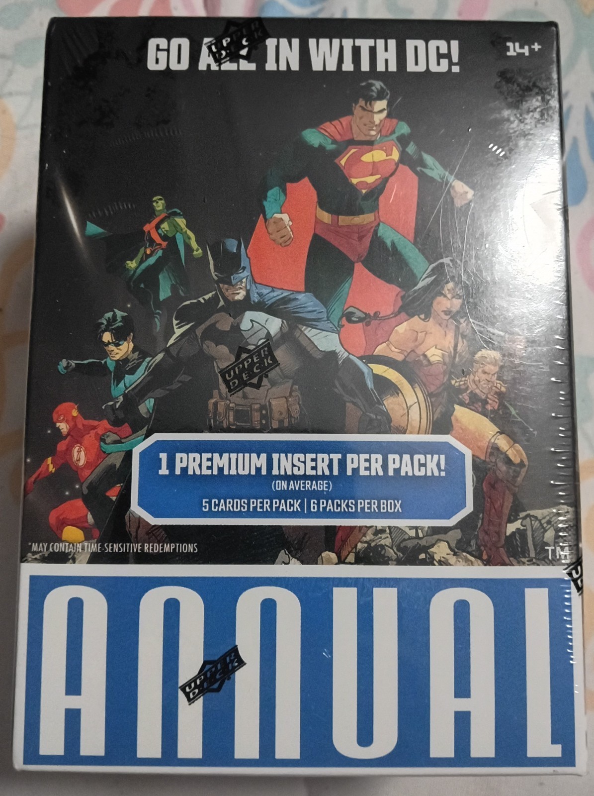 2025 Upper Deck DC ANNUALE Trading Card Blaster Box con 1 inserto premium per scatola