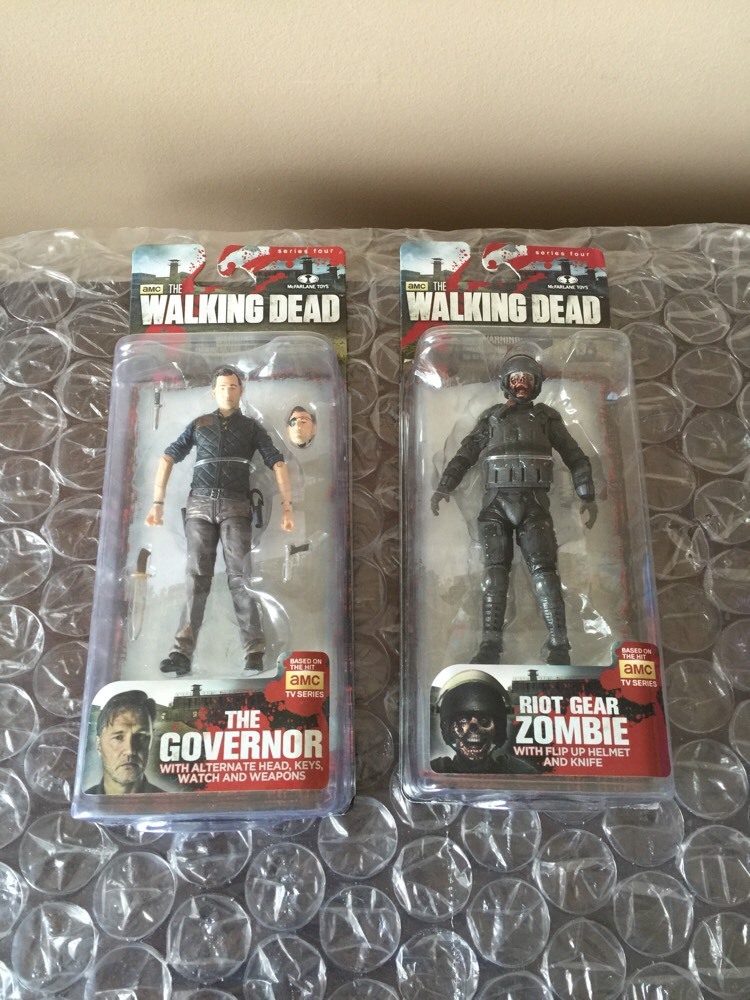 The Walking Dead TV SERIES 4 McFARLANE RIOT GEAR ZOMBIE & THE  GOVERNOR