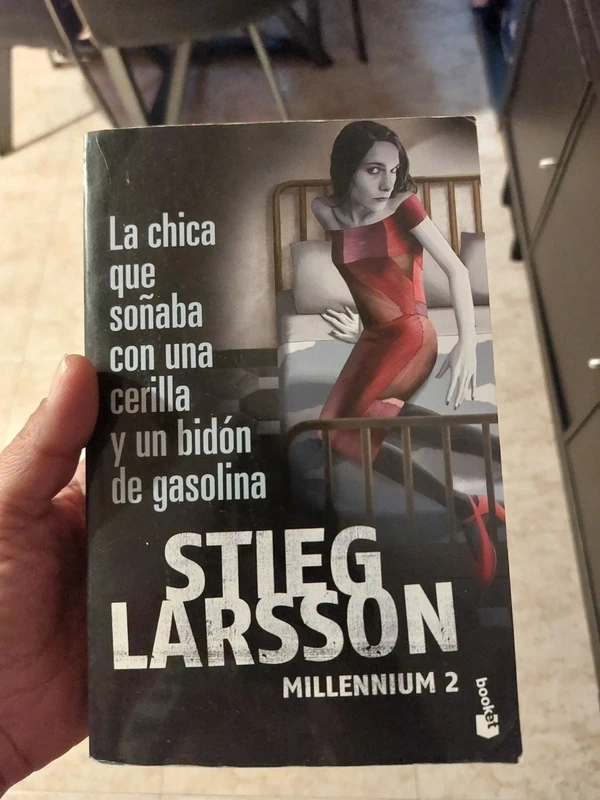 La chica que soñaba con una cerilla y un bidon de gasolina