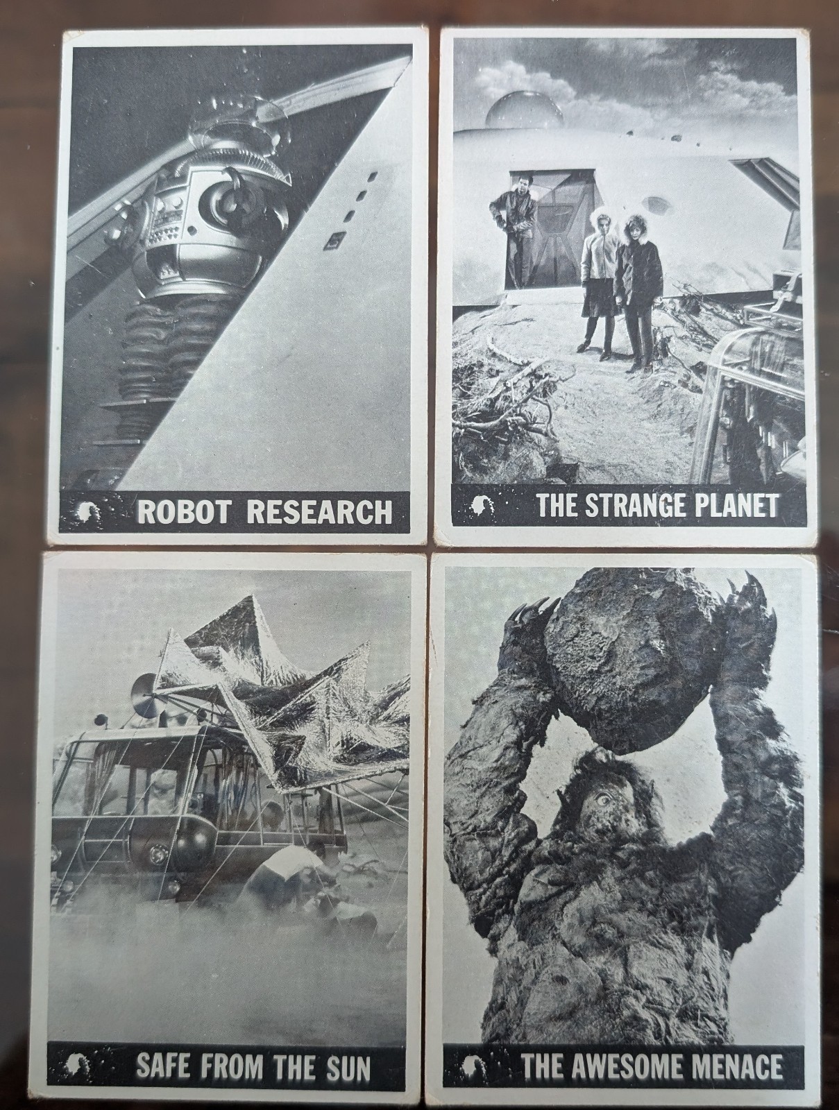 Lotto 4 carte Lost In Space Card VG ++ Robot One Eyed Monster 1966 Topps Cyclops 