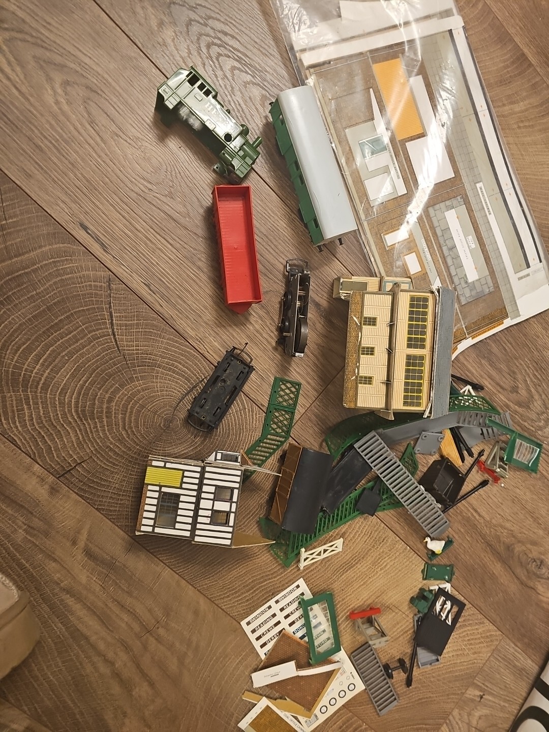 Pacchetto di accessori Hornby, treni, costruzioni in cartone ecc 