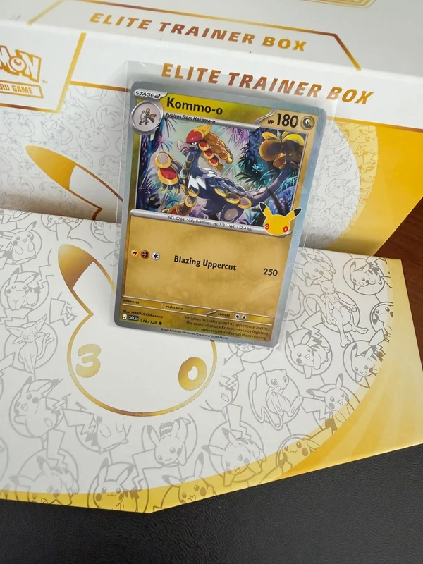 Kommo-o 112/128 – Pokémon 30th Anniversary