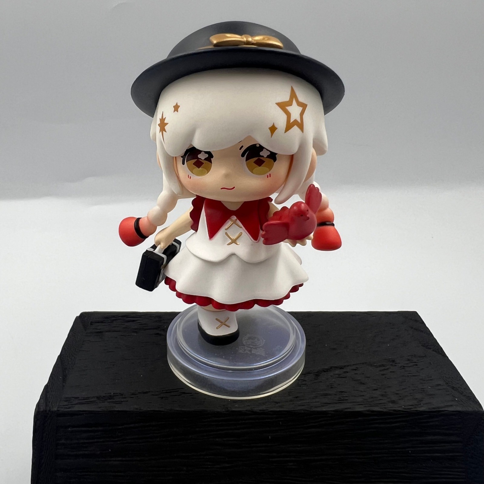 Figura in scatola cieca confermata quotidiana alla moda rococò maliziosa con uccellino rosso