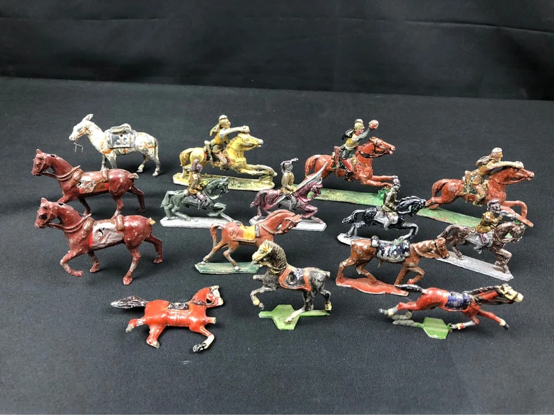 Lot de petits soldats de plomb divers - cavaliers et chevaux