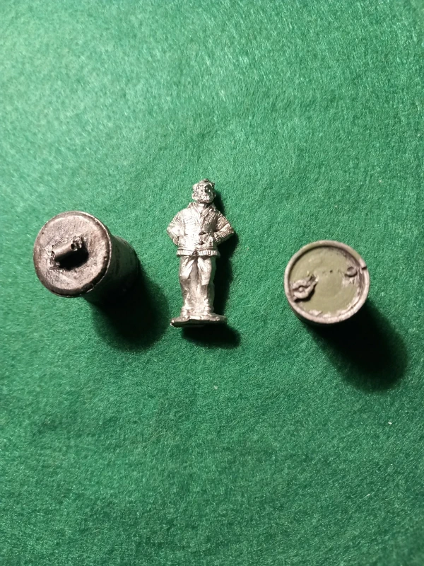 Lot civil 28mm + bidon + poubelle résine