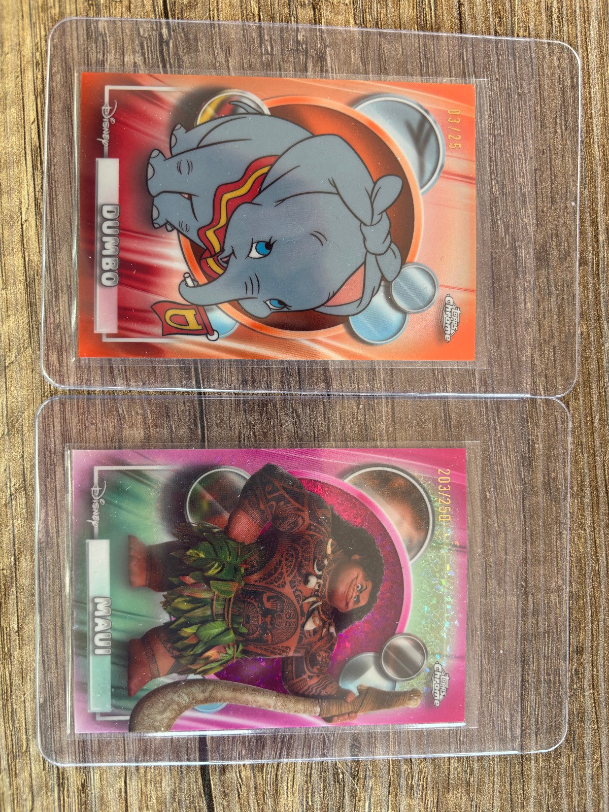 Disney Topps Chrome 2026 Dumbo arancione numerato 3/25 e viola Maui 203/250
