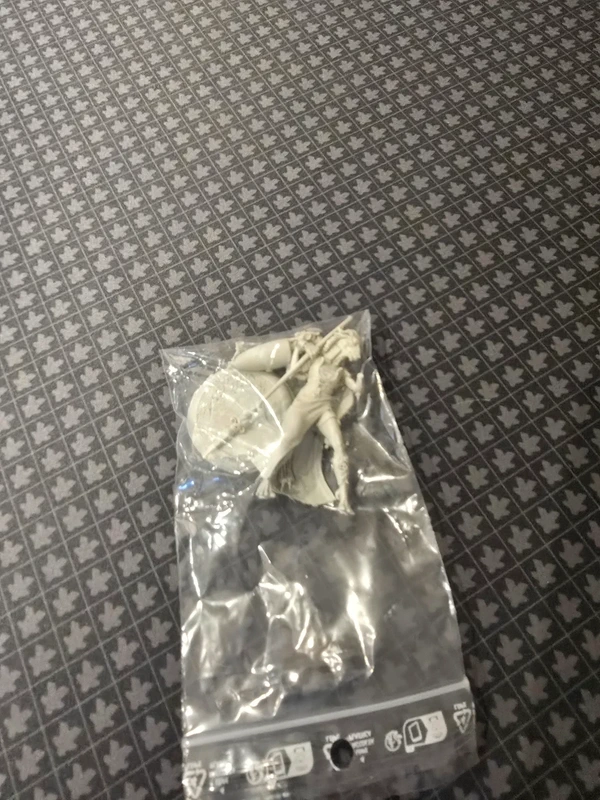 Figurine Khârn-Âges Porteuse d'eau goune cameriste guilde noire