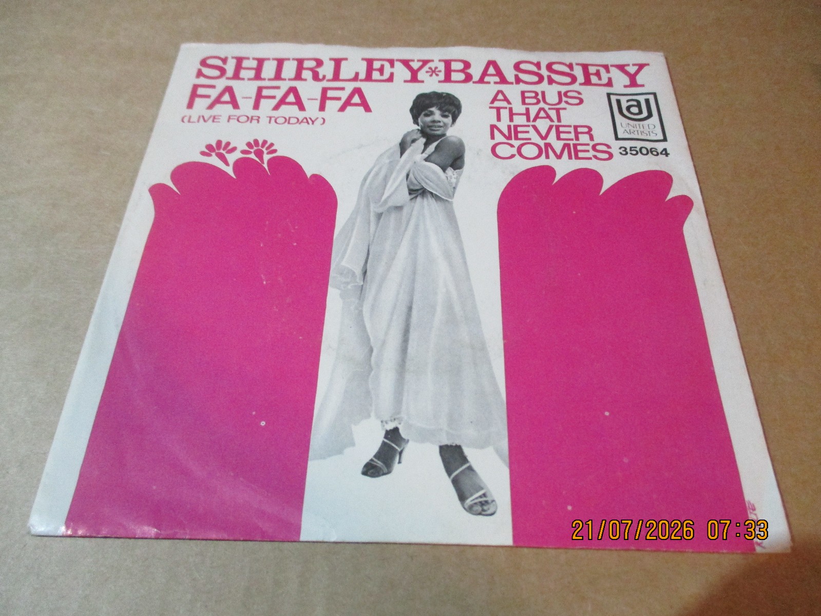 (134) 7" Single Vinyl - Shirley Bassey - Fa-Fa-Fa (Live For Today)