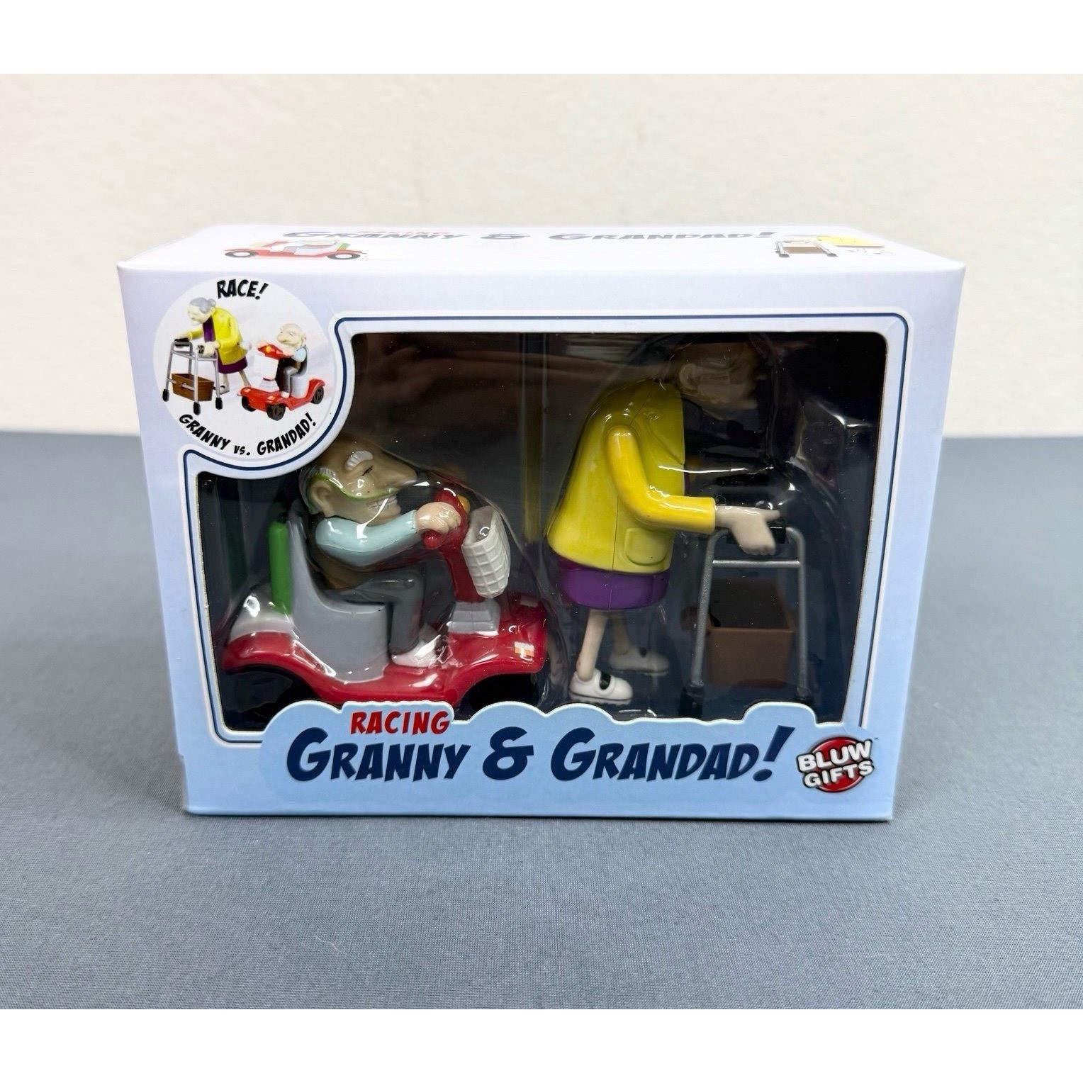 Racing Granny & Grandad Wind Up and Pull Back Giocattoli Novità Scherzo Regali NUOVO