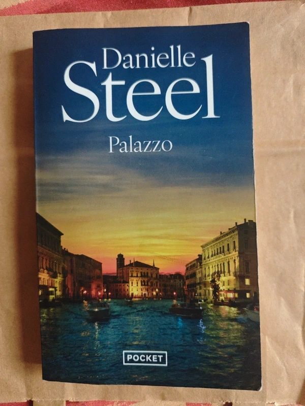 Vends livre de poche de Danielle Steel ''Palazzo''