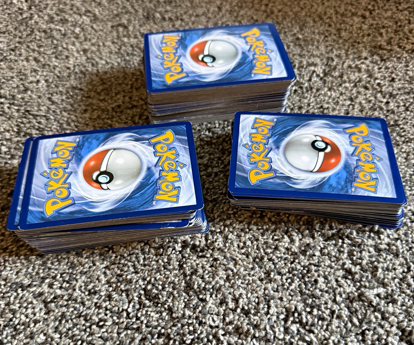 Lotto Carte Miste Pokemon TCG Ninetales Holo Eevee Rockruff + Allenatore/Energia