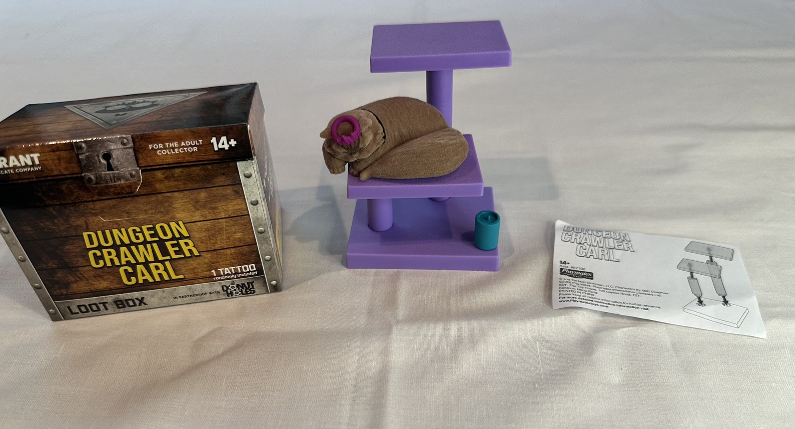 Nuovo SDCC 2026 UCC Playmates Dungeon Crawler Carl Donut Loot Box Cat Tree Figura