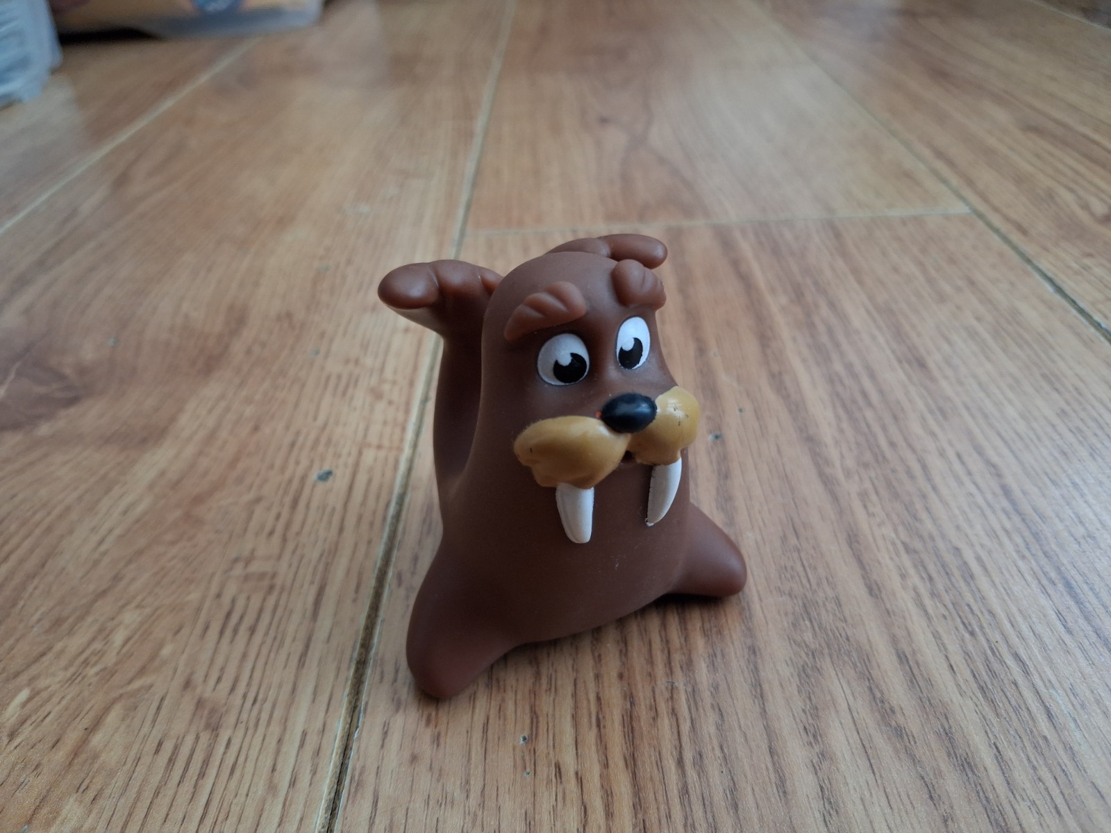 PAW PATROL - WALLY THE WALRUS Modellino giocattolo in gomma Water Squirter - Spin Master