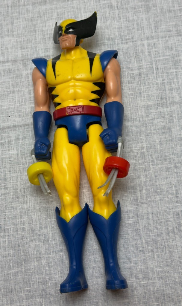 Hasbro Marvel Wolverine Modellino 11" 2023 Tuta Giallo/Blu