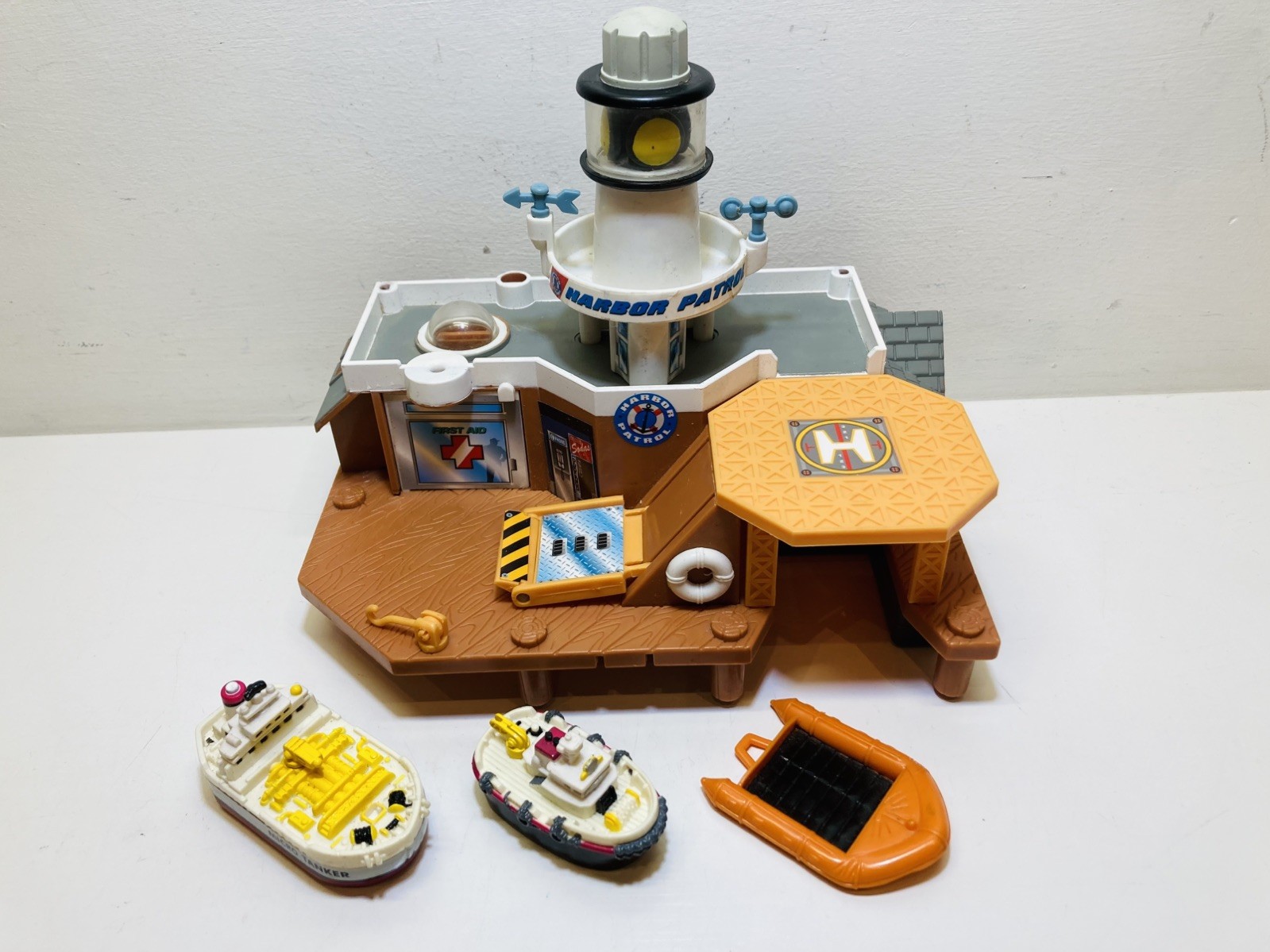 1996 Micro Machines Exploration Harbor Rescue / Patrol Center Galoob 