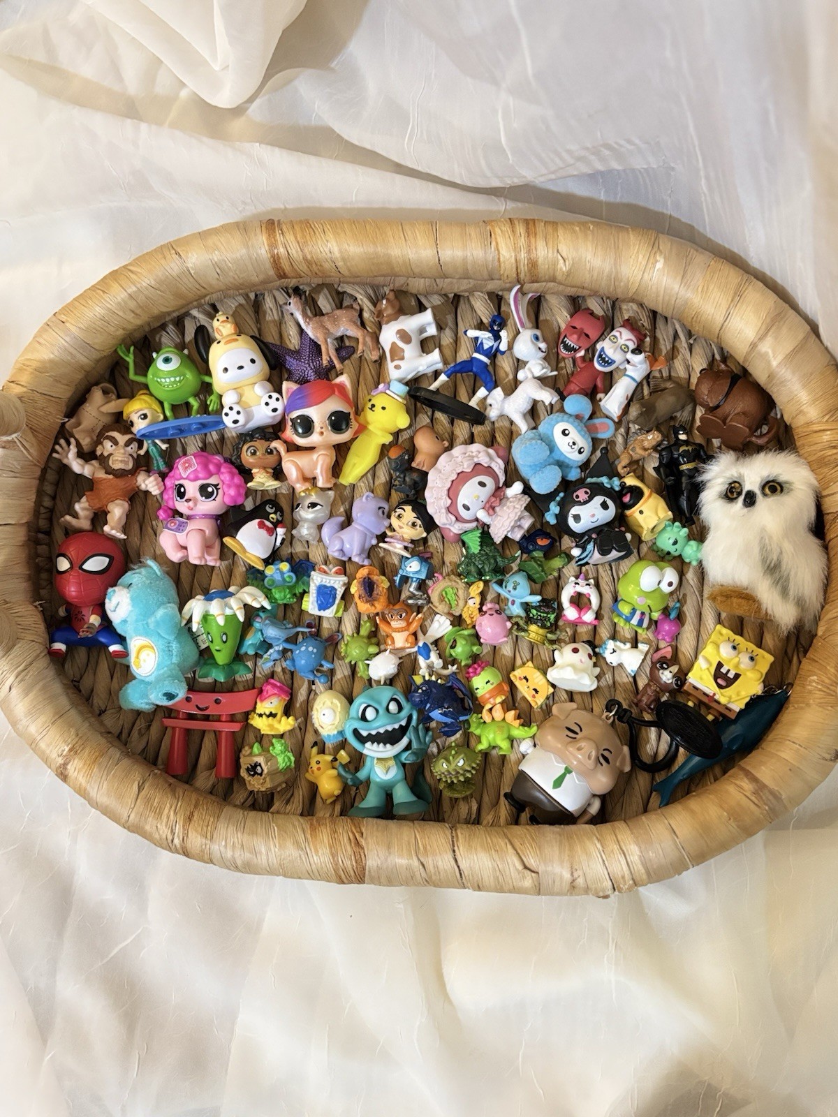 Enorme lotto giocattoli misti mini figure giocattolo bigiotteria vari personaggi (50+ pezzi)