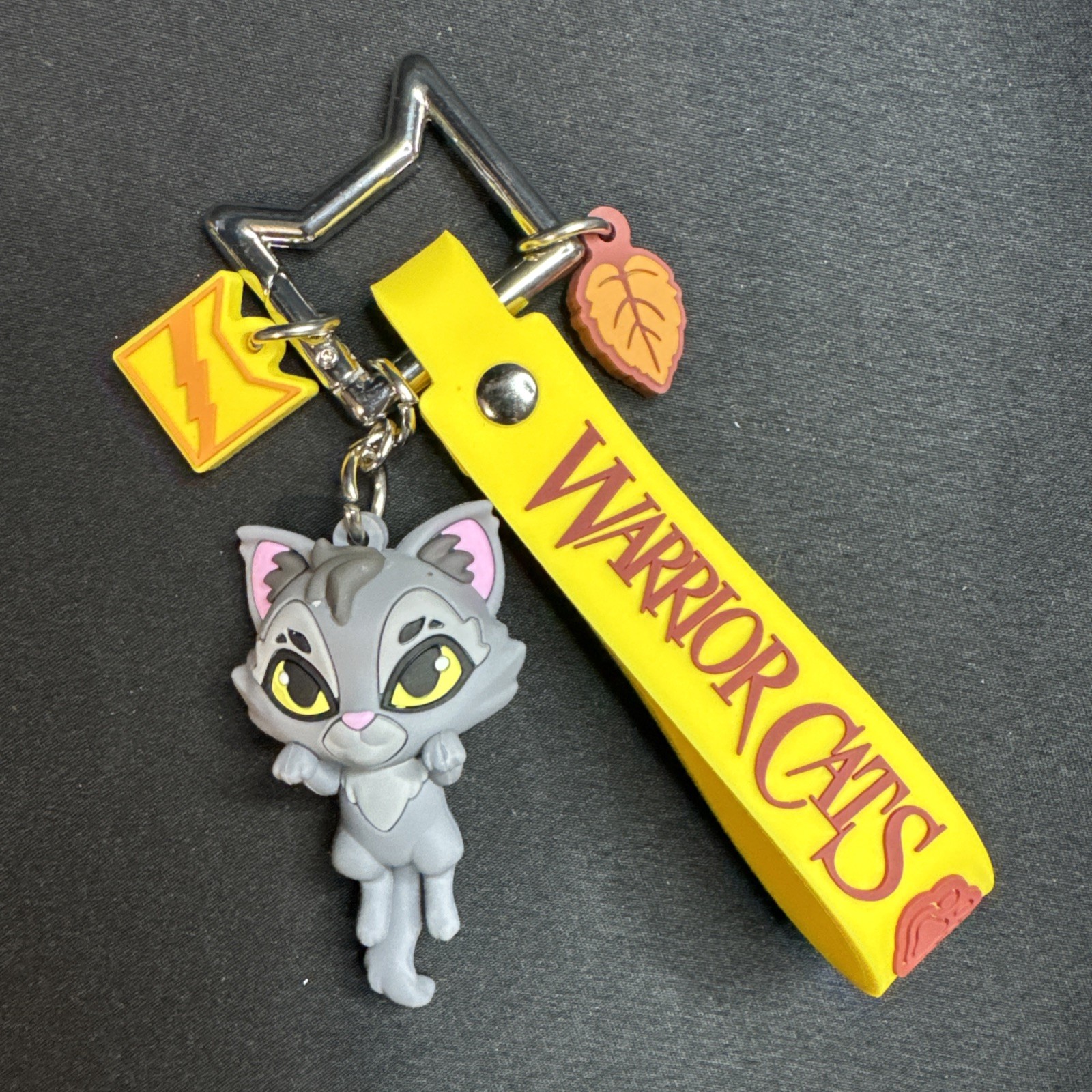 Charms misteriosi gatti guerrieri da collezione serie 1 striscia grigia ThunderClan Bonkers