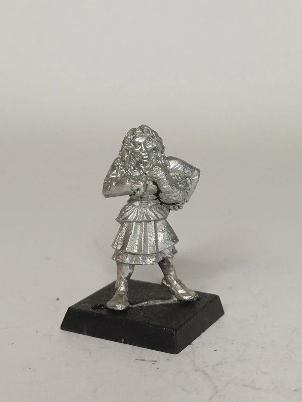 Marauder Miniatures CZ 28 - Goosegirl / Woman with Goose (1989) Oldhammer