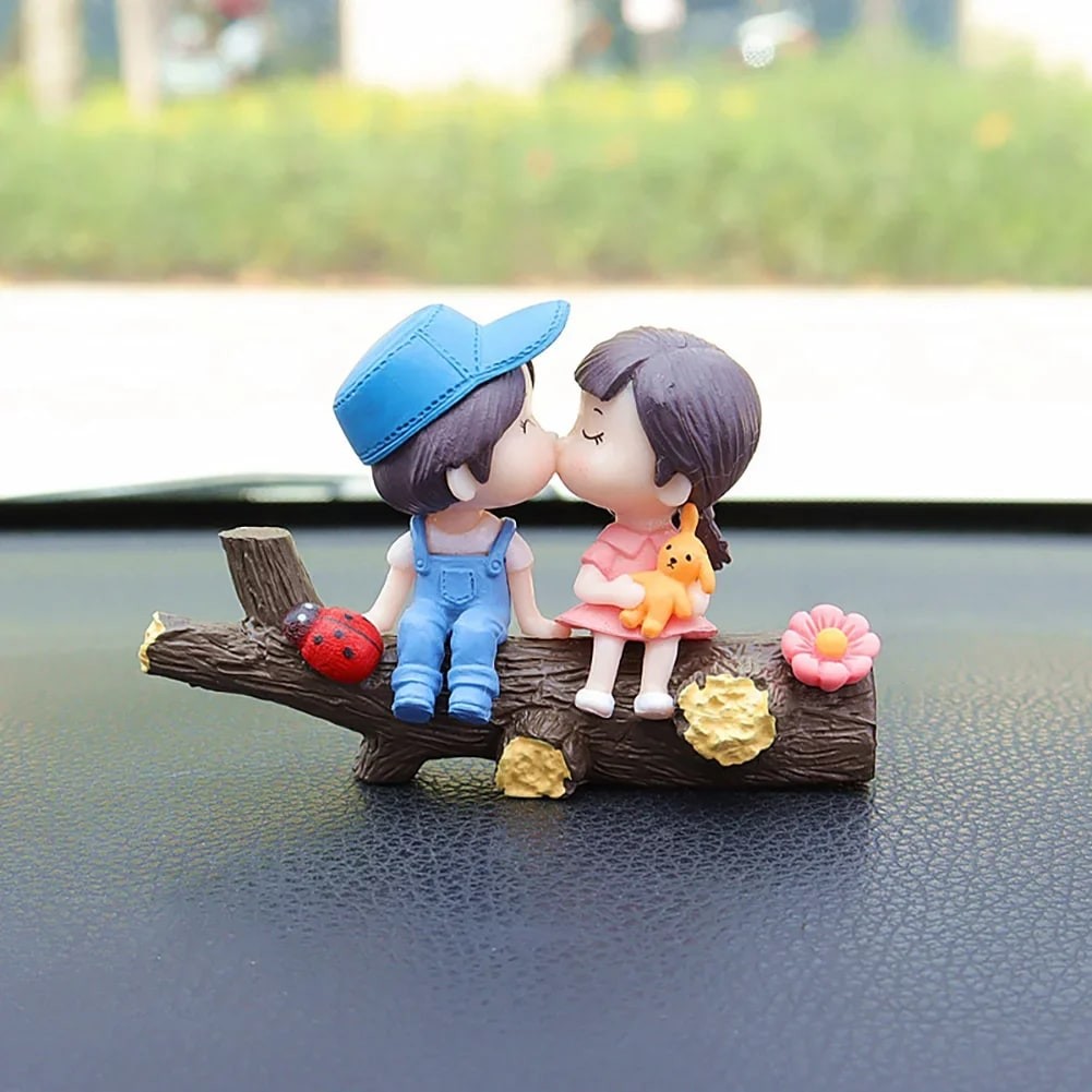 Car Dashboard Couple Figurine Resin Cute Kissing Action Figure Ornament