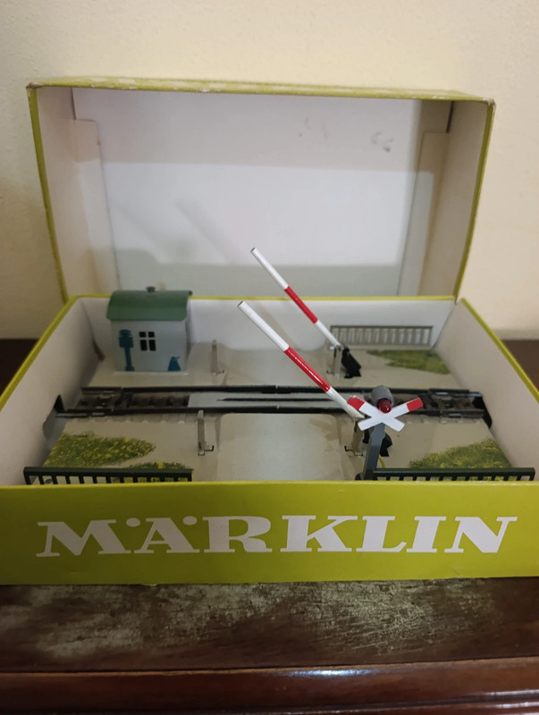 Märklin 7054 – Passaggio a livello meccanico vintage