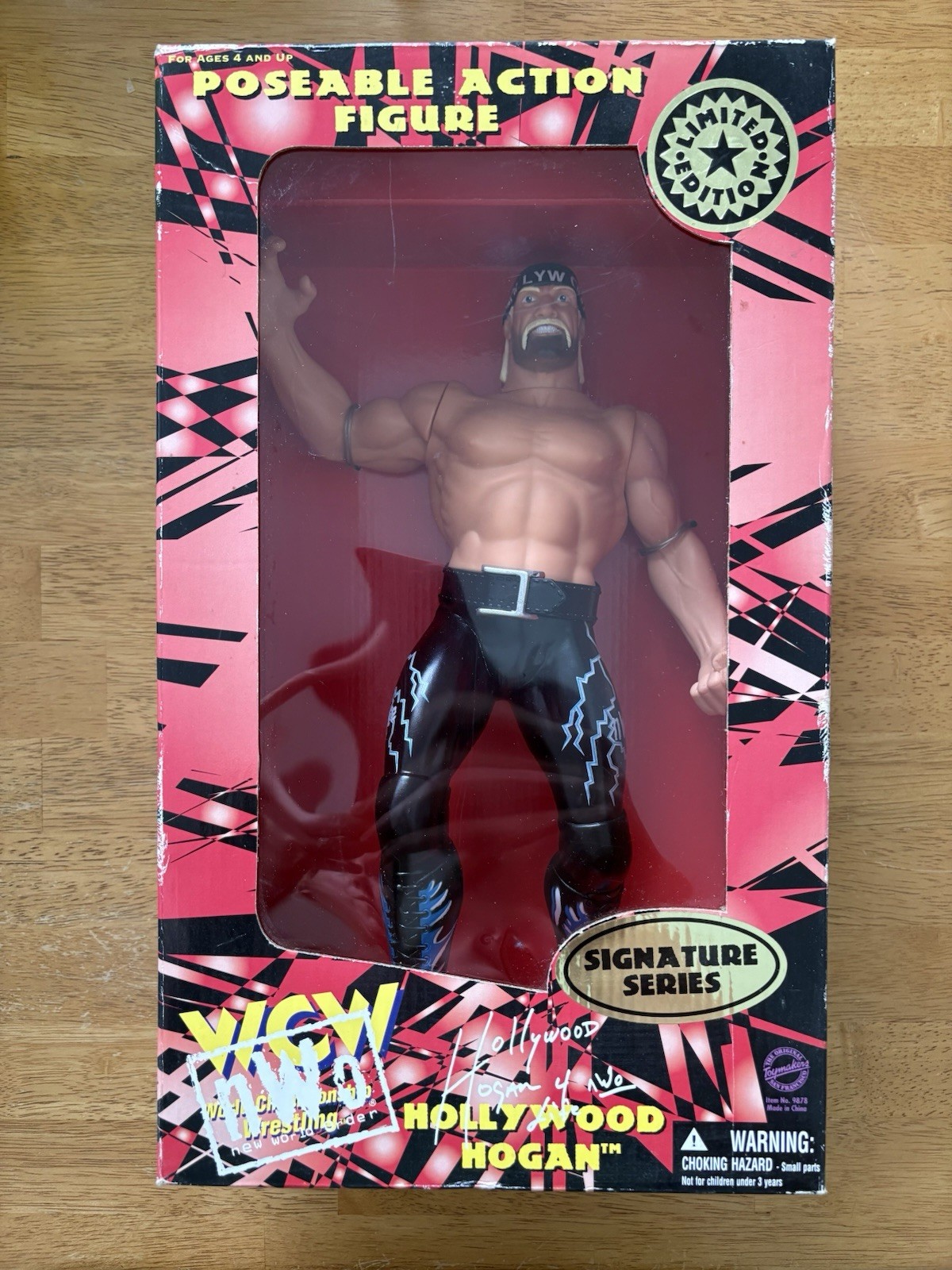 WCW NWO Hollywood Hulk Hogan Signature Series Modellino posabile 1998 WWE
