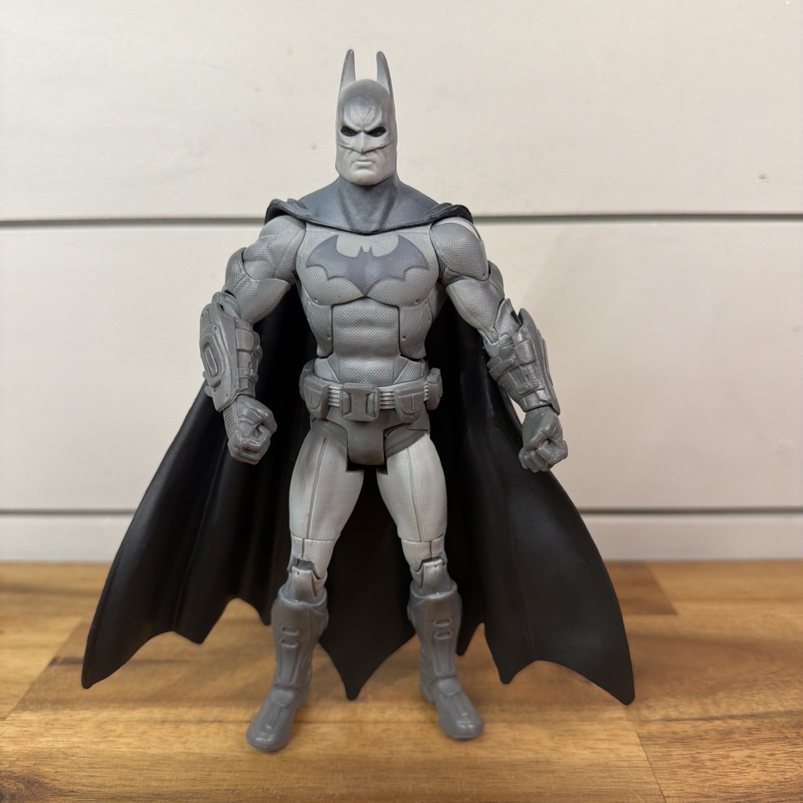 TRU DC Collectibles ARKHAM CITY BATMAN nero bianco GREY LEGACY - leggermente personalizzato