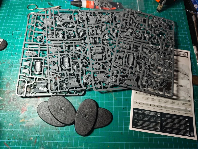 Lotto custodes, land raider dipinto, allarus e vertus su sprue