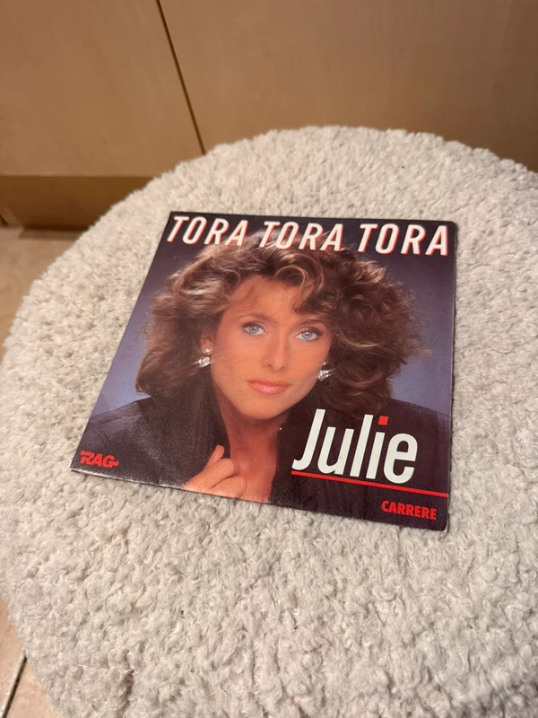 vinyle Julie Tora tora tora - A force de toi 45 tours
