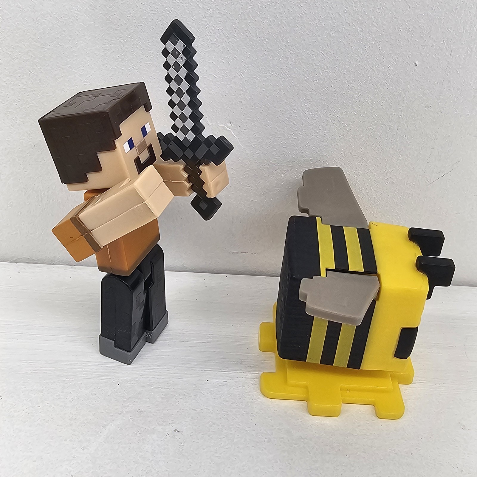Lotto Figurine Giocattolo Minecraft 3,25" Steve Figure con Spada e Ape Mob Mattel Sciolte