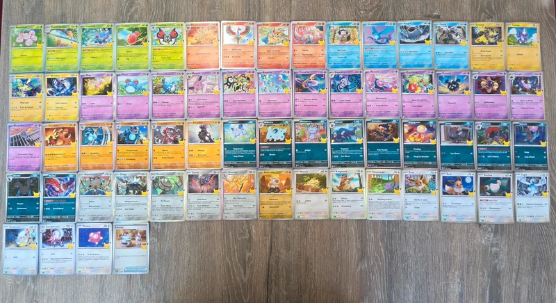 Lot 64 cartes communes/holo pokemon 30ans