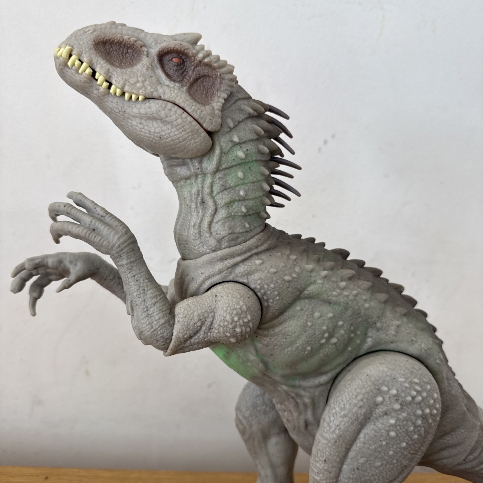 Jurassic World Camouflage 'N Battle Indominus Rex Dinosaur Green Light & Sound