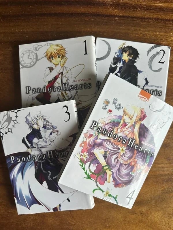 Manga : Pandora Hearts - Jun Mochizuki ; lot tomes 1 à 4 en très bon état