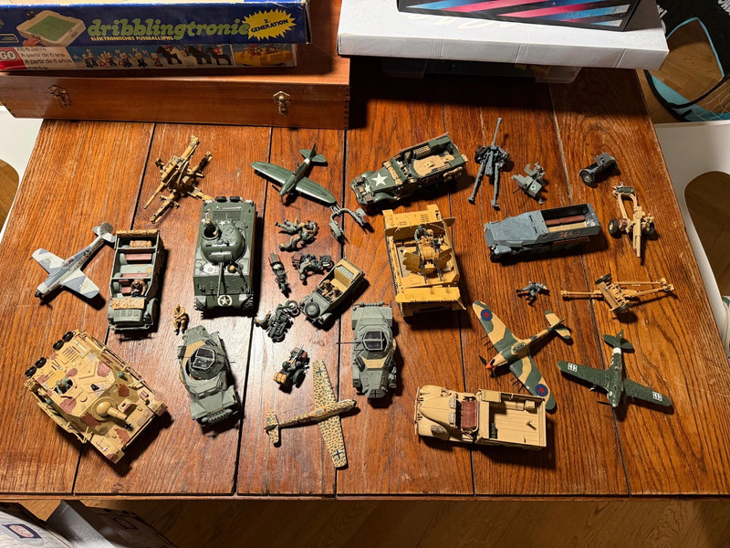 Lotto modellini militari vintage WWII – carri armati, aerei, mezzi e soldati