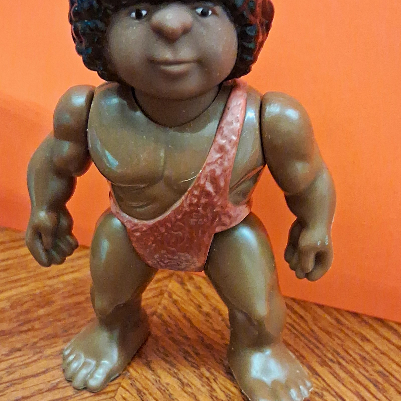 action figure vintage stile uomo delle caverne plastica castano capelli neri accenti rosa