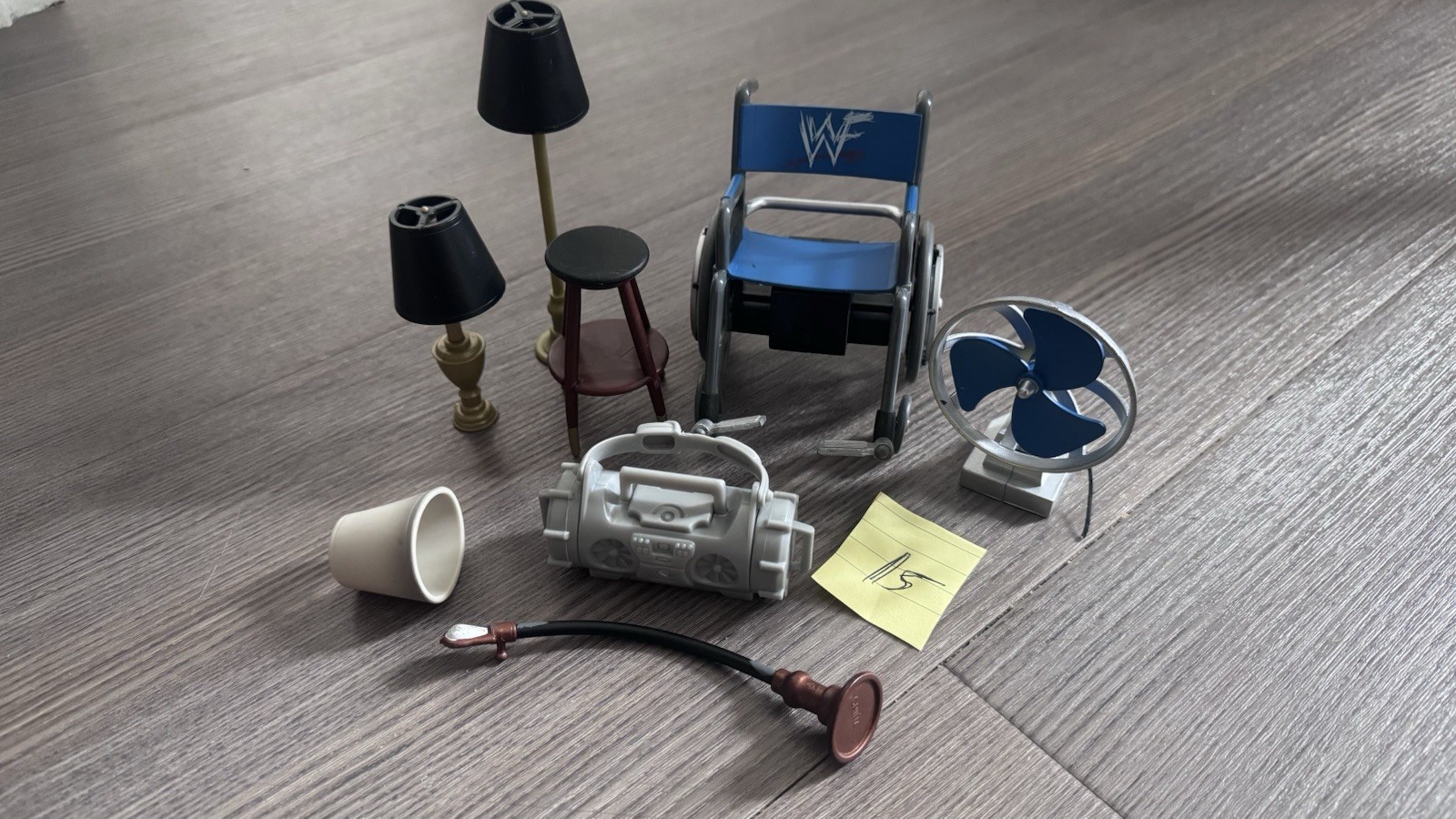 Lotto accessori action figure WWF WWE Wrestling sedia a rotelle boombox fan lampade