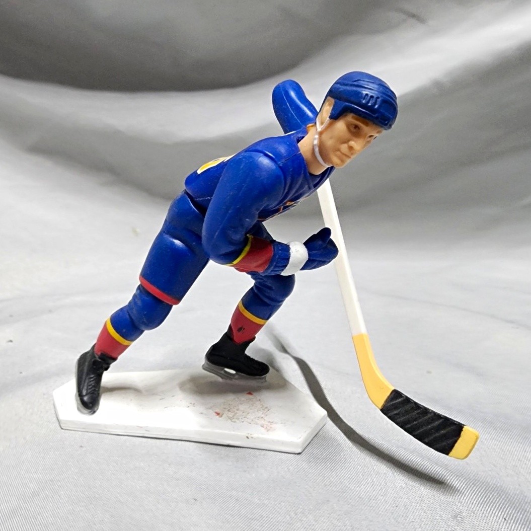 Hull #16 Ice Hockey Action Figure 1995