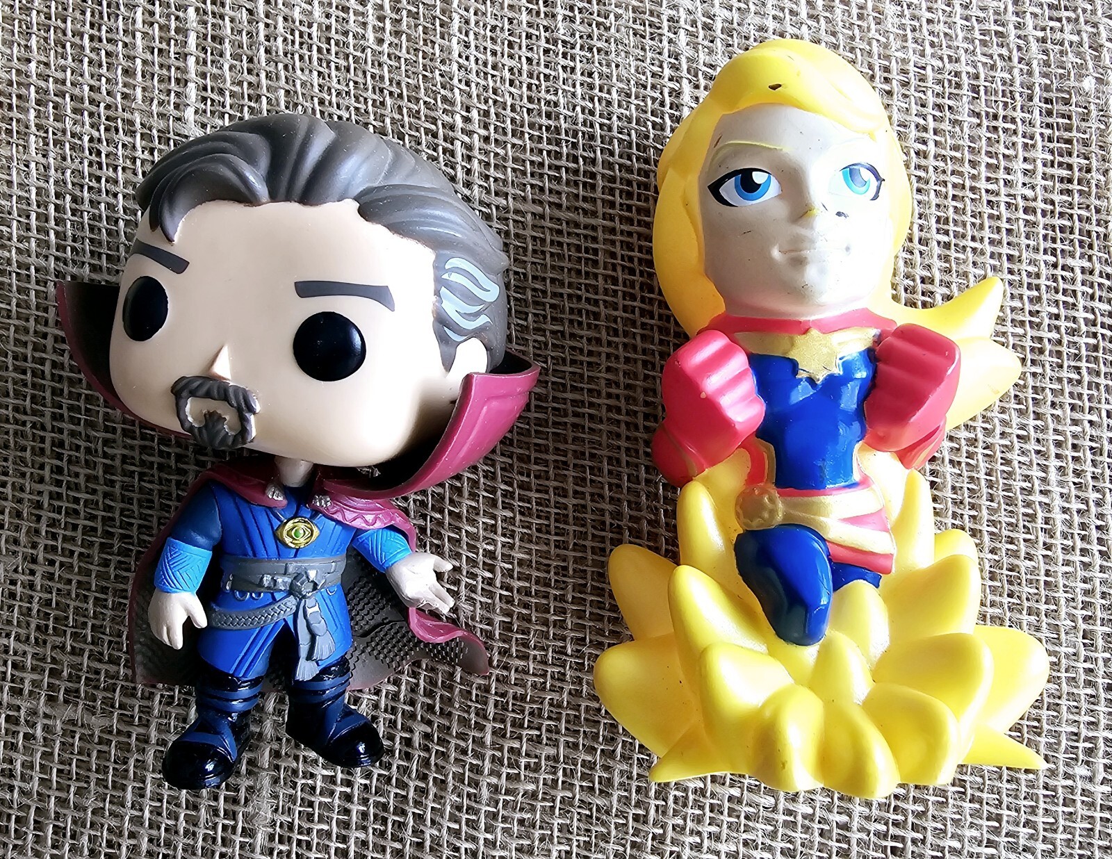 Disney Store Marvel Avengers Razzo Capitano Marvel e Funko Dr Strange