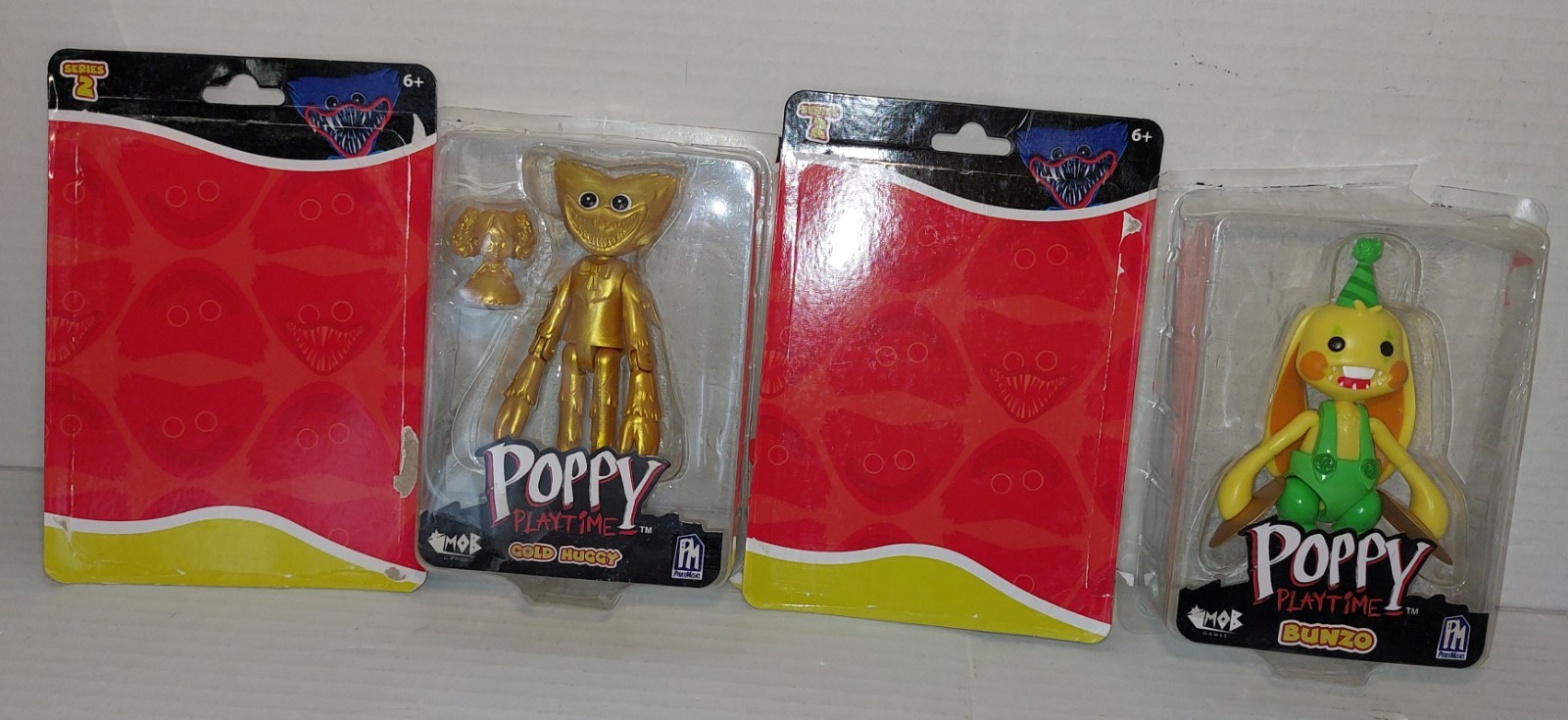 Personaggi Poppy Playtime serie 2 Gold Huggy Wuggy e Bunzo separati dalla carta