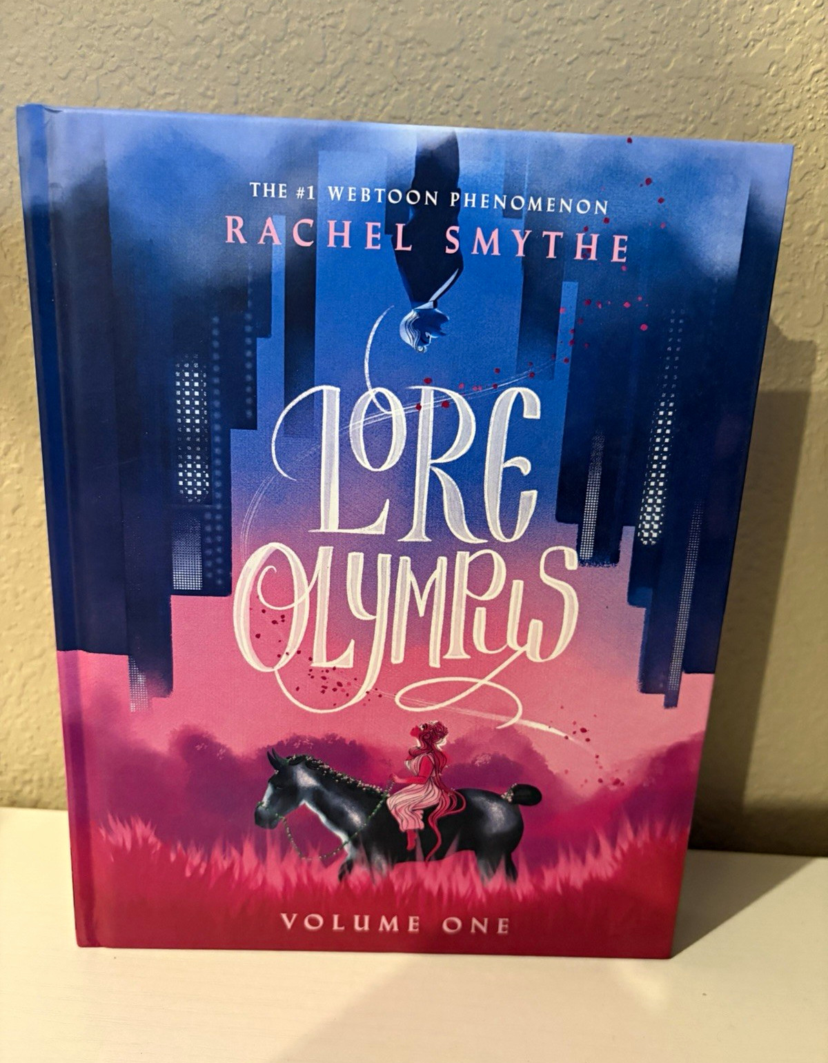 Lore Olympus vol. 1 graphic novel a colori copertina rigida di Rachel Smythe