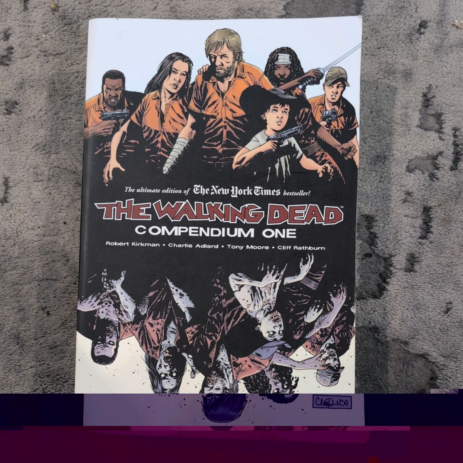 The Walking Dead: Compendium One - Libro in brossura di Robert Kirkman - BUONO