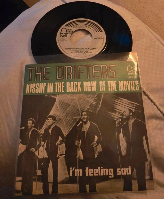Single: The Drifters - Kissin' in the backrow of the movies