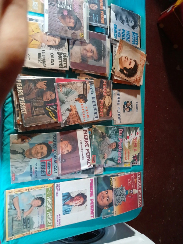 Lot d'une petite centaine de disque 45 tours Pierre Perret