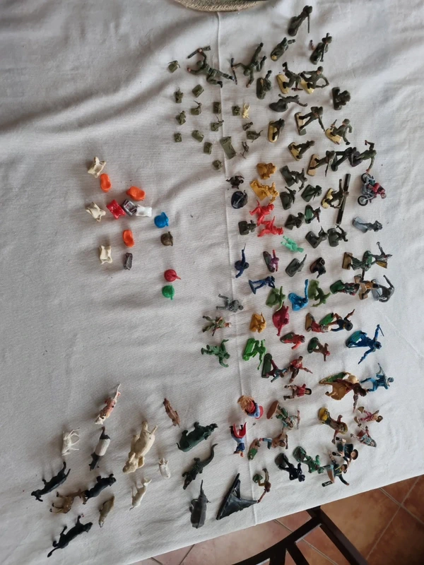 Soldats miniatures et autres guerriers  , animaux, osselets Bonux