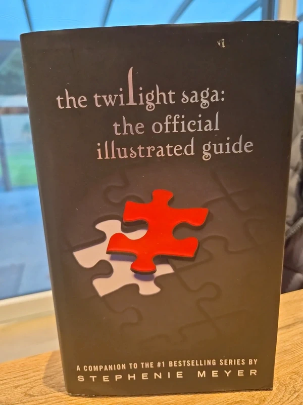 The Twilight Saga: the official illustrated guide